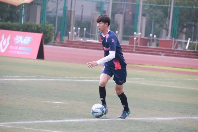 李俊贤表现抢眼，中国U18男篮全胜晋级八强